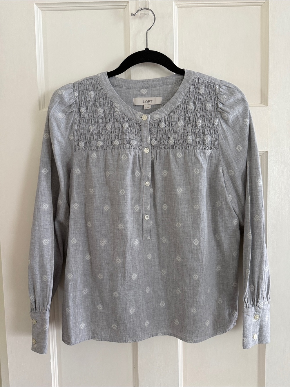 ❄️ Loft light gray/white snowflake print top. Size S. - Picture 1 of 10